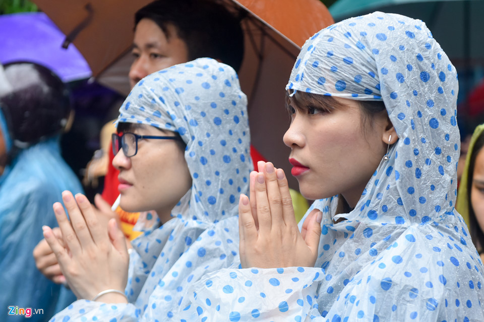 Hàng chục nghìn người đội mưa về dự lễ Giỗ Tổ Hùng Vương